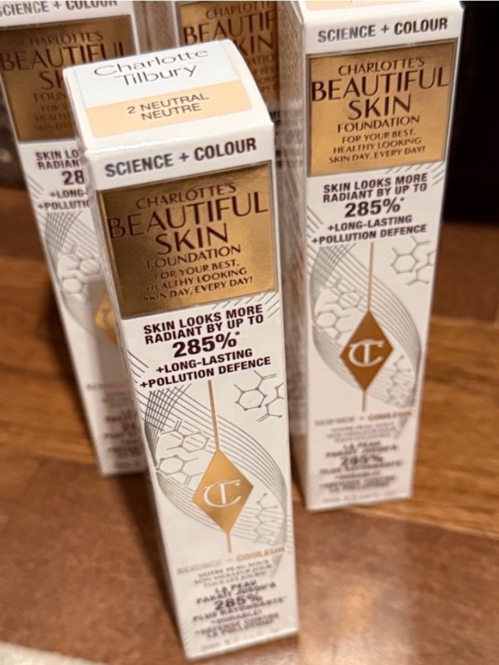 Charlotte Tilbury Beautiful Skin Foundation - Gold & White Packaging
2 NEUTRAL